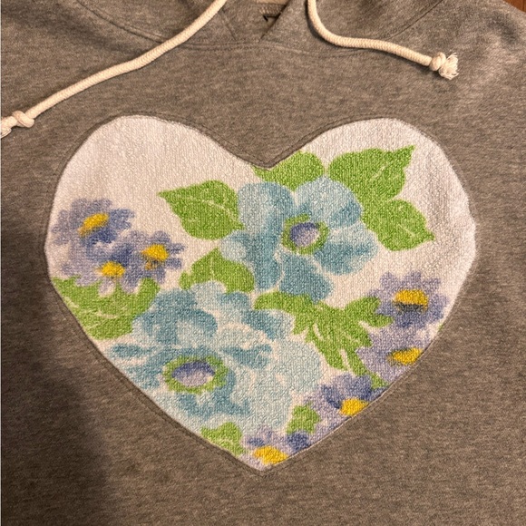 Reworked Gray Cropped Hoodie with Vintage Floral Heart terry cloth Design - Picture 3 of 5